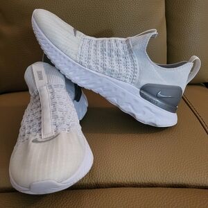 Nike Women's Athletic Shoes - White and Gray